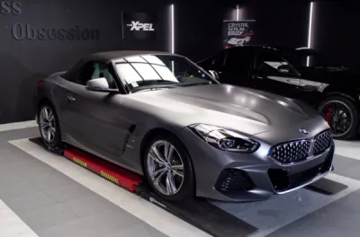 Quelle est la différence entre un PPF satiné et brillant ?