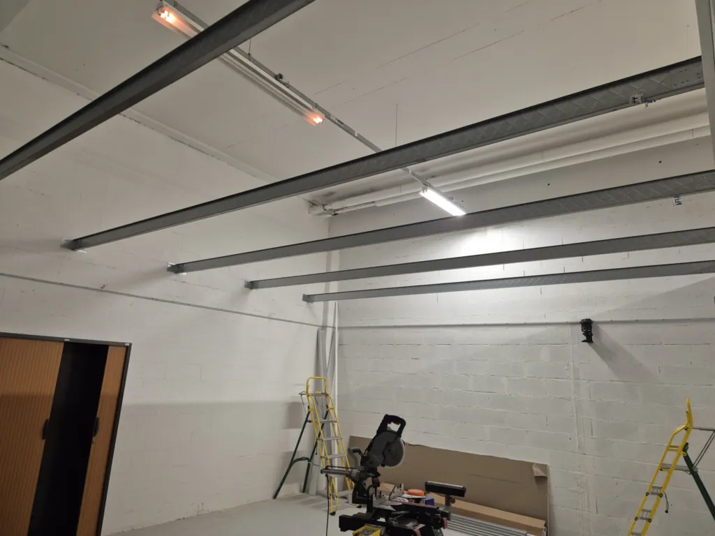 Installation complète de faux plafonds dans des bureaux d'entreprise lors d'une rénovation complète à Ecully dans l'ouest lyonnais