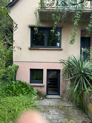 Pose de fenêtres aluminium gris anthracite avec double vitrage isolant sur maison en rénovation à Molsheim Bas-Rhin