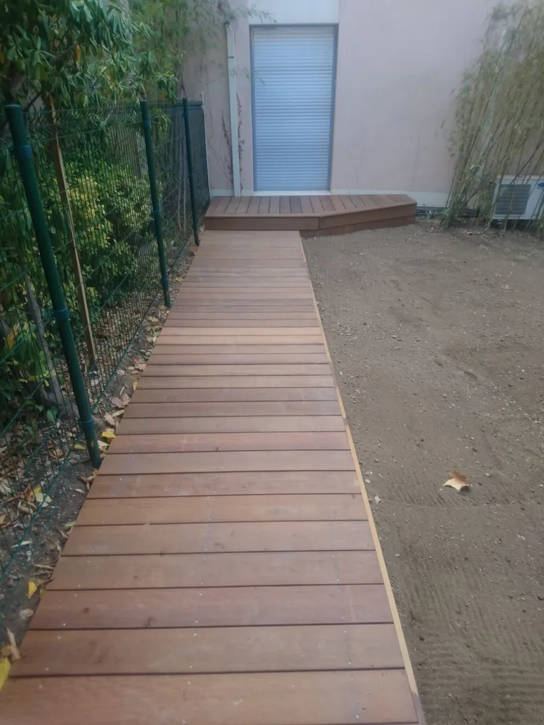 Terrasse bois Itauba à Marseille sur lambourdes bois exotiques et plots bétons