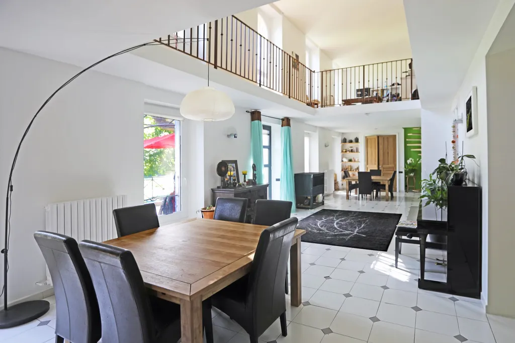 Superbes volumes sur deux niveaux pour cette bastide en Provence