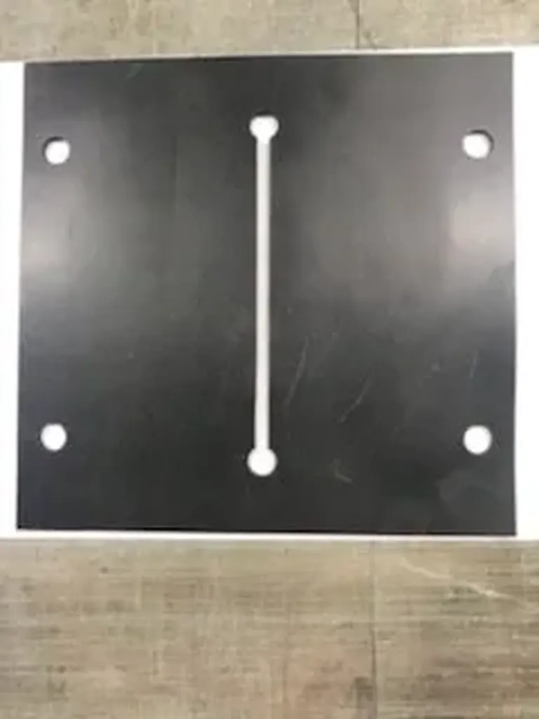 Fabrication sur mesure de joint plat carré en caoutchouc noir avec fente oblongue et perforations de fixation à Lyon
