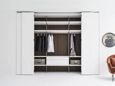 Photo d'une armoire haut de gamme design avec dressing intérieur sur mesure à Six Fours dans le 83