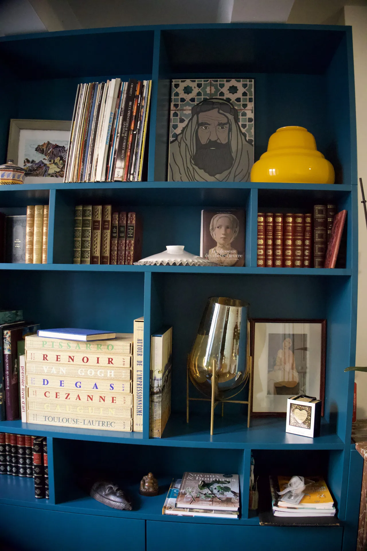 Bibliothèque bleue sur mesure intégrée à Vogüé en Ardèche pour un intérieur élégant et structuré