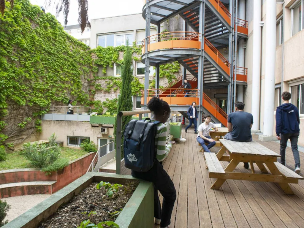 reportage photographique pour école d'enseignement supérieur étudiants dans la cour intérieur d'EPITA Lyon