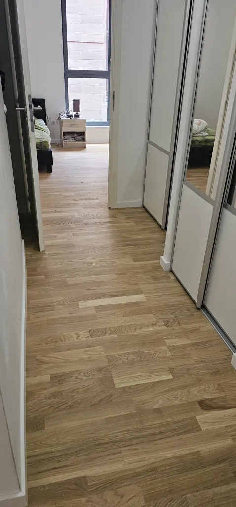 Pose de parquet bois massif ou contrecollé avec finitions soignées dans des bureaux modernes à Strasbourg