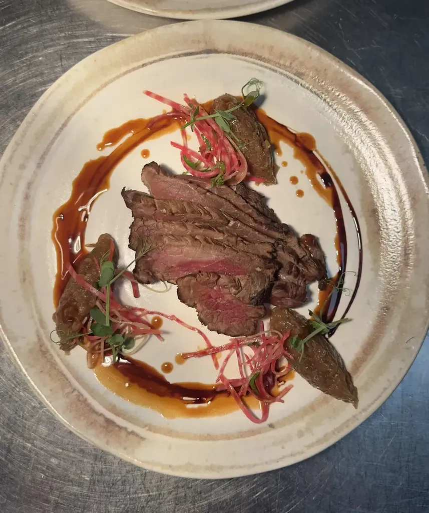 Tataki de bœuf, confit d’échalote, betterave chioggia, réduction de vinaigre balsamique, herbes fraîches