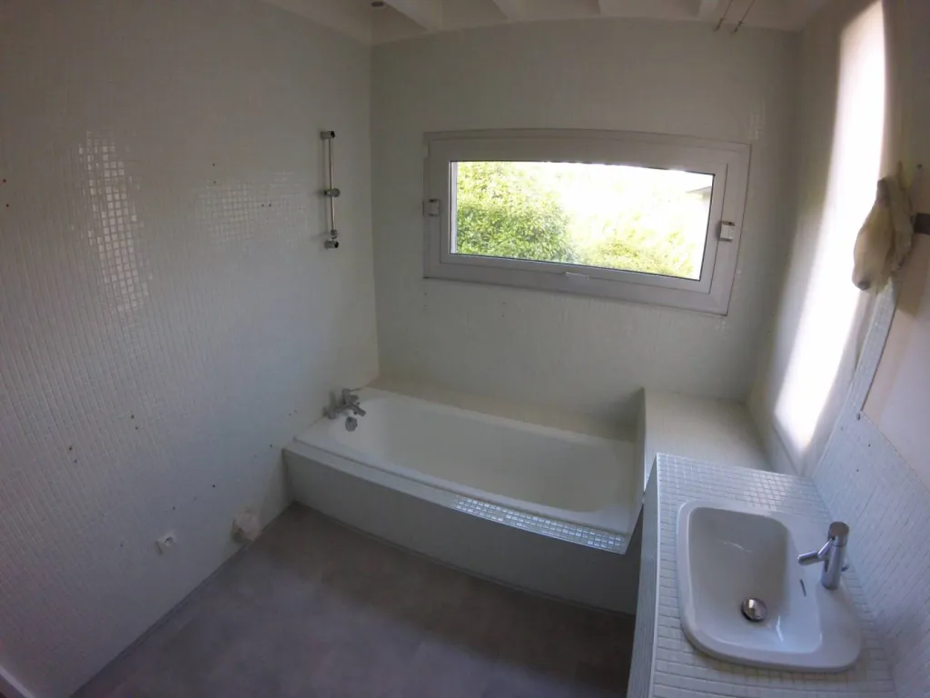 Remplacement d'une baignoire par une douche sécurisée pour sénior dans la région de Valence, Rhône Alpes