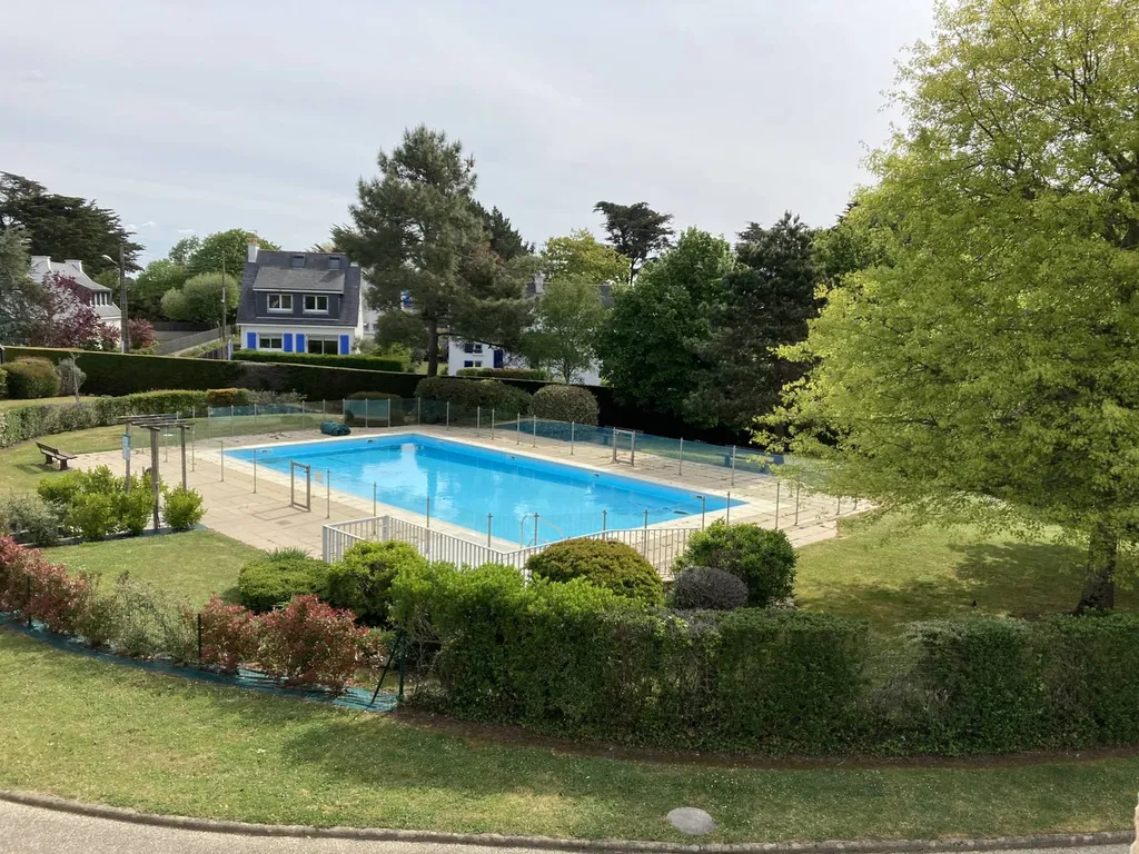 Dans une résidence avec piscine, appartement spacieux avec 2 chambres