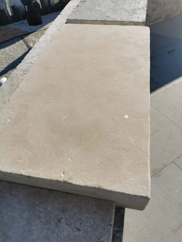 MARGELLE PISCINE EN PIERRE DU MAROC - NIMES ANTIQUE - MONTPELLIER ANTIQUE AU FORMAT L.L * 40 * 7.5 CM FINITION VIEILLIE BORD DROIT