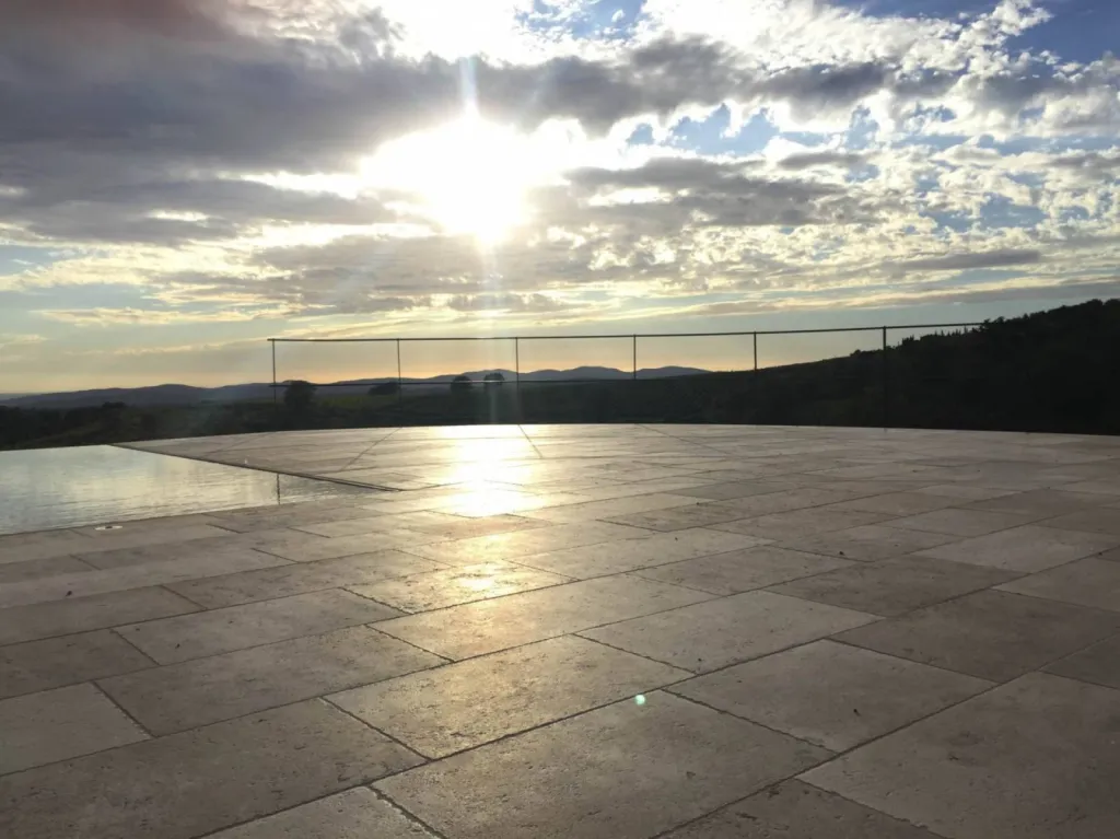 Pierre du Périgord pour dallage en intérieur et extérieur, réalisations à Bordeaux, Lyon, Aix-en-Provence.