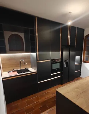 Créer une cuisine sur mesure noire et bois moderne avec façades premium et plan en bois massif à Sanary-sur-Mer
