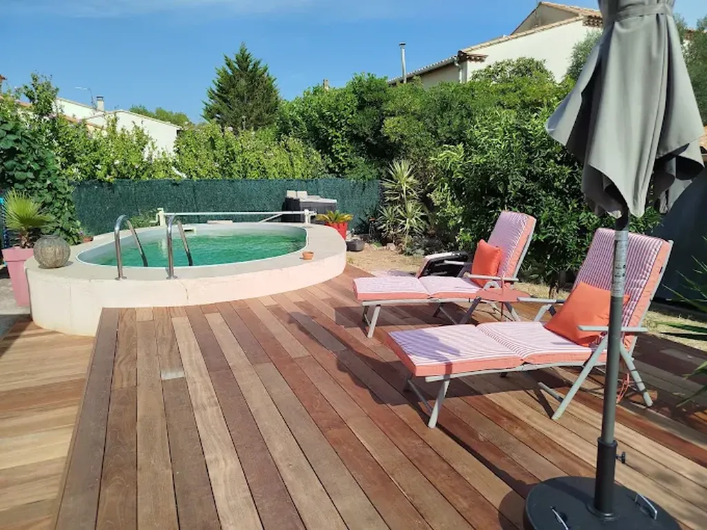 Pose de terrasse en bois Jatoba avec contour de piscine sur mesure à Mèze, près de Sète.