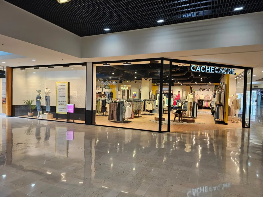 Création de vitrine de magasin à Avignon pour le magasin Cache Cache