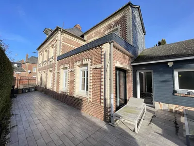 . **Maison de Maître avec gîte à vendre** : Découvrez cette Maison de Maître du XXe siècle de 176,67 m² avec un gîte indépendant, présentée par Terres Et Demeures De Normandie à Offranville.