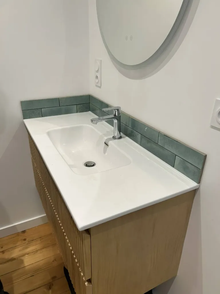 Installation d’un lave-mains dans les toilettes pour un aménagement fonctionnel et moderne