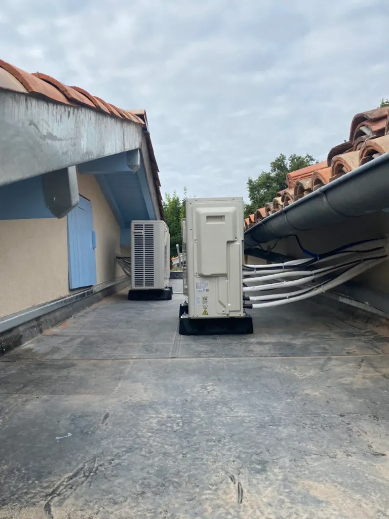 Installation complète de climatisation réversible Mitsubishi avec architecte Voletmat à Fronton par artisan qualifié climatisation réversible