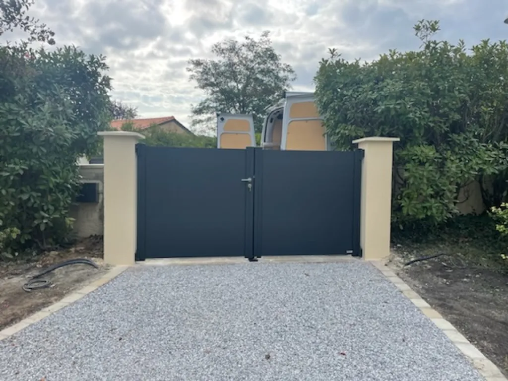 Installation d’un portail battant aluminium à Cenon