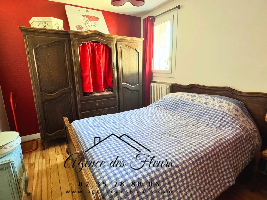 A vendre maison familiale de 243 m² édifiée sur un terrain de 749 m² sur la commune de MONTFORT SUR RISLE 27 290