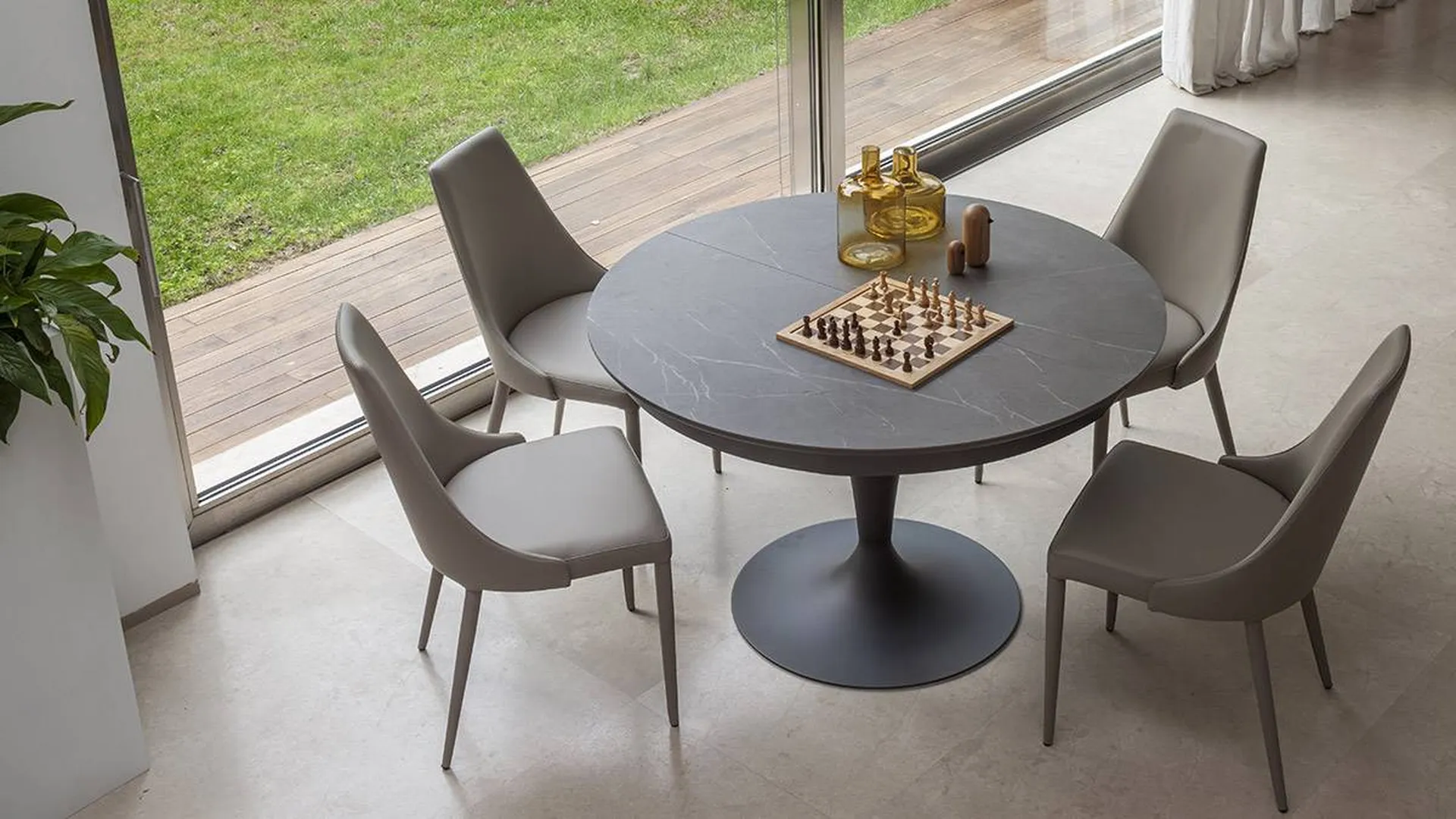 Table ronde design en céramique COGOLIN avec allonge intégrée idéale pour une petite salle à manger ou un studio