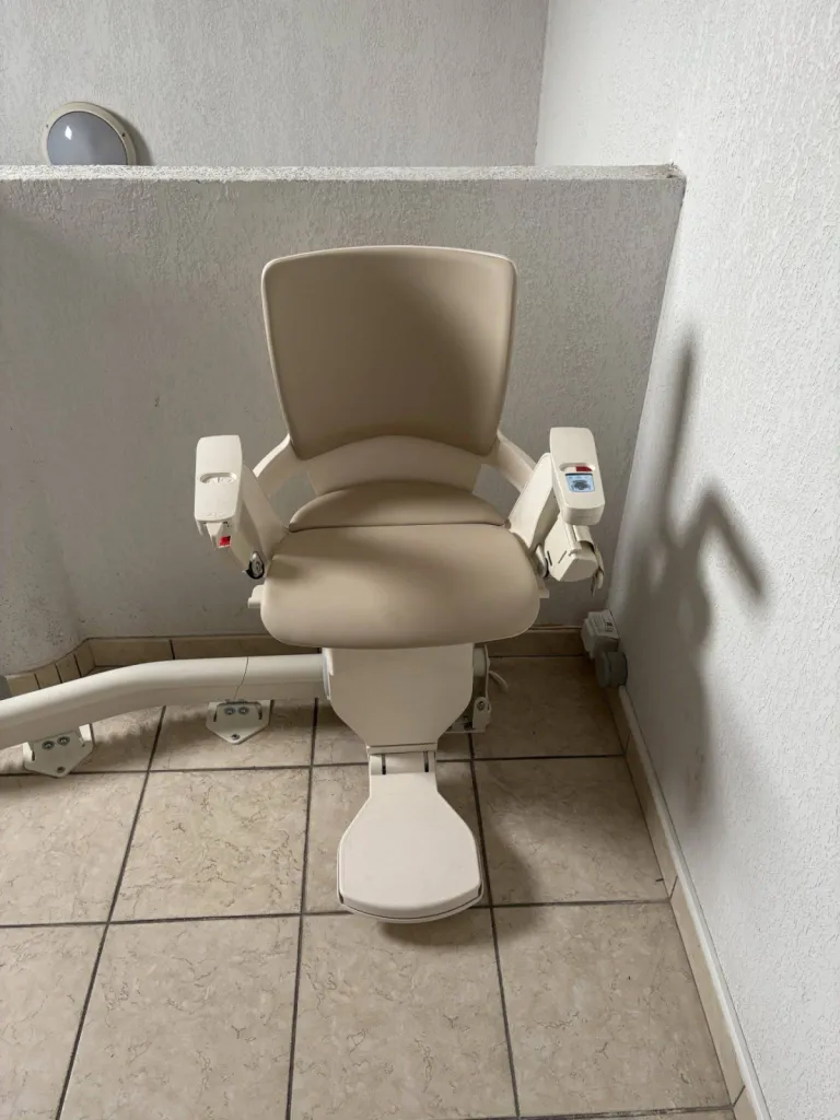 Arrivée via une prolongation horizontale pour ce fauteuil monte-escaliers OTOLIFT Smart dans une copropriété à Fréjus