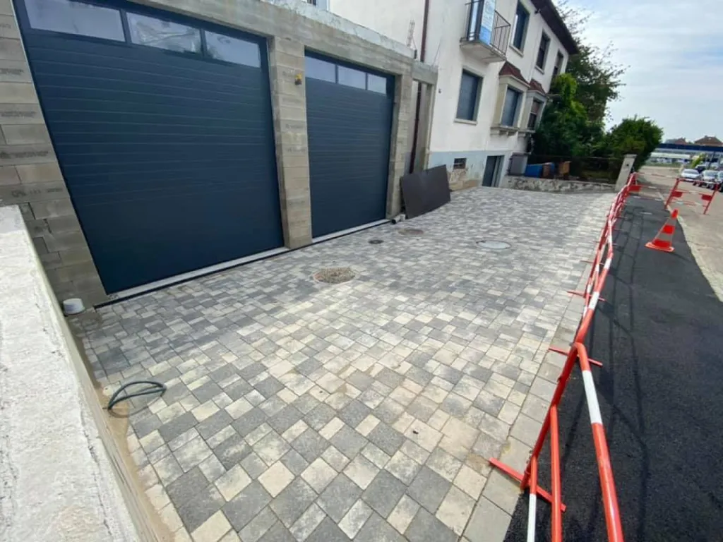 Pose de pavé à l'entrée d'une maison collective accès garage à Souffelweyersheim près de Reichstett.