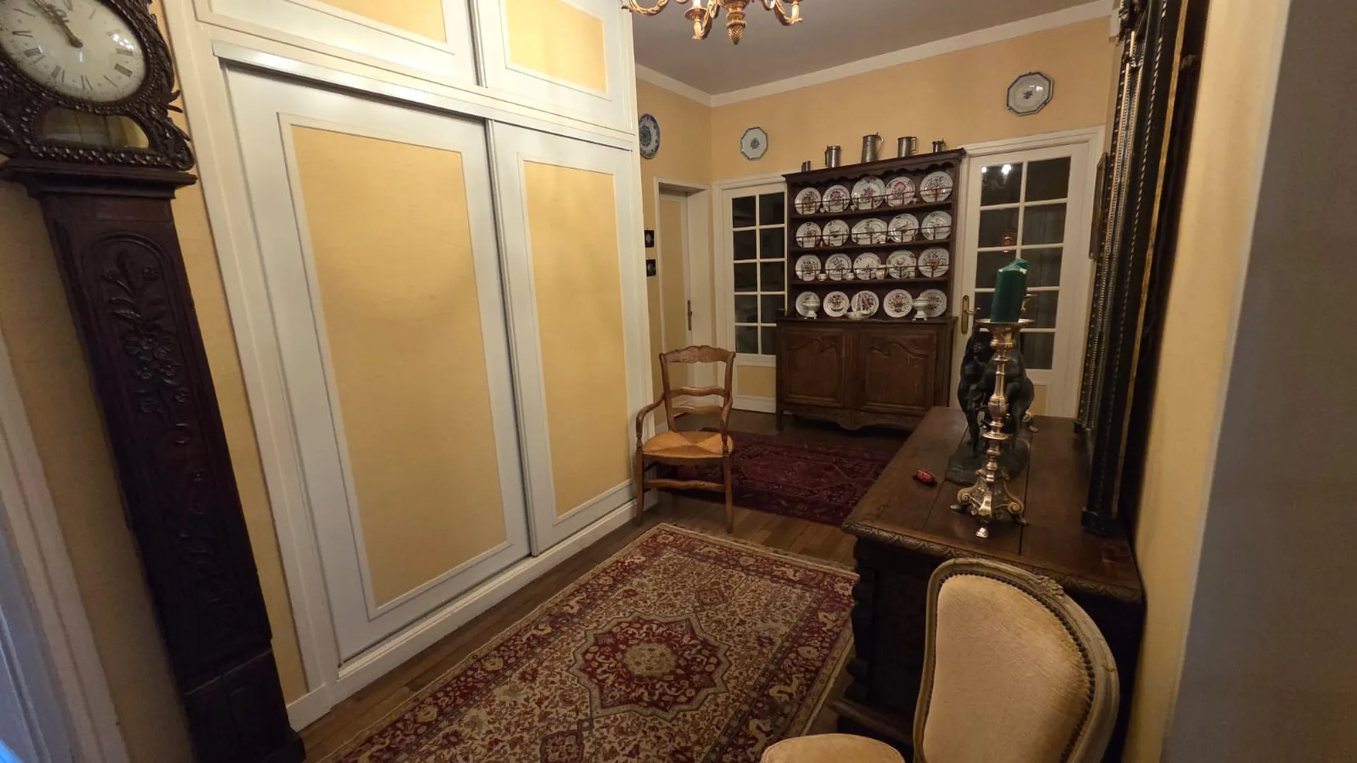 A vendre appartement de charme, alliant authenticité et emplacement privilégié, à proximité immédiate des commerces.