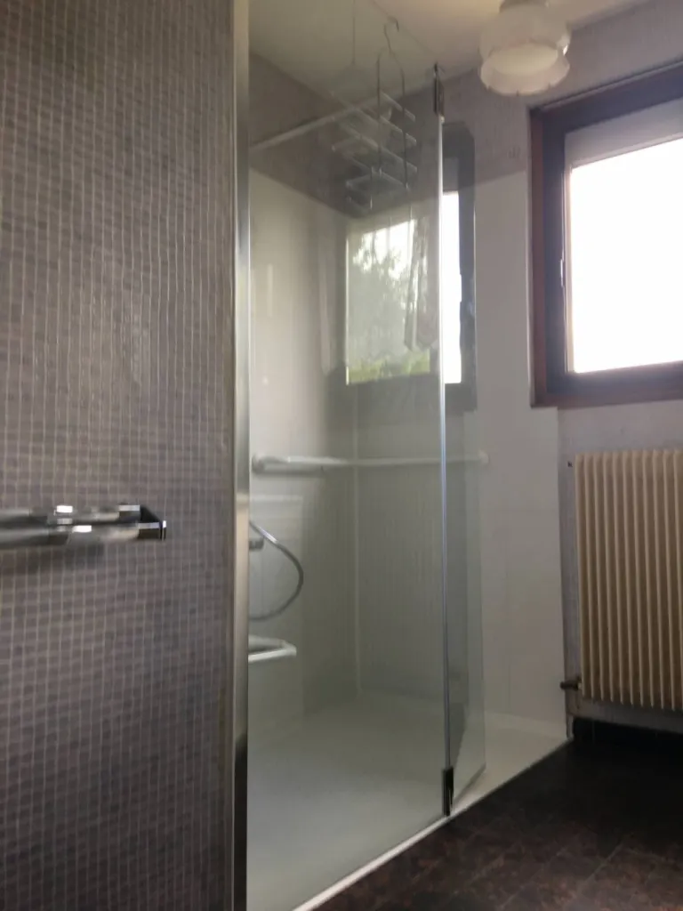 Remplacement baignoire par douche senior sécurisée