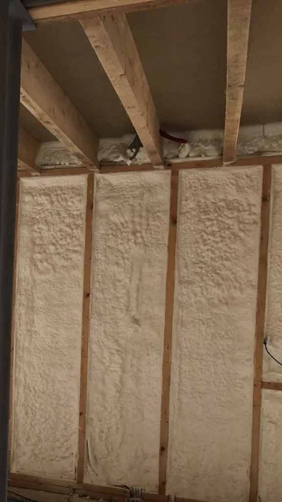 Mur isolé par mousse polyuréthane à cellules ouvertes