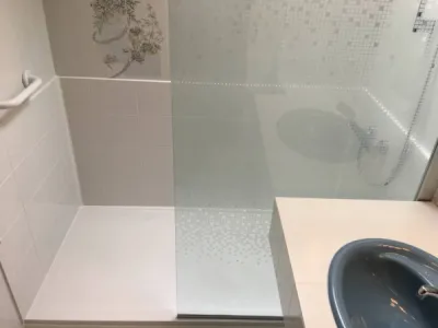 Remplacement baignoire par douche senior sécurisée