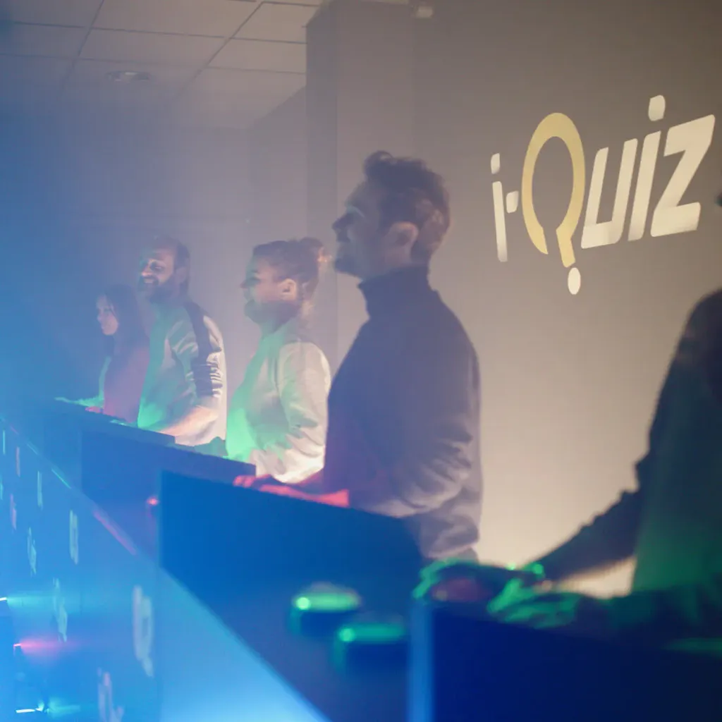 Choisir une formule anniversaire ado avec tournoi de quiz game et sessions de laser game à Manosque