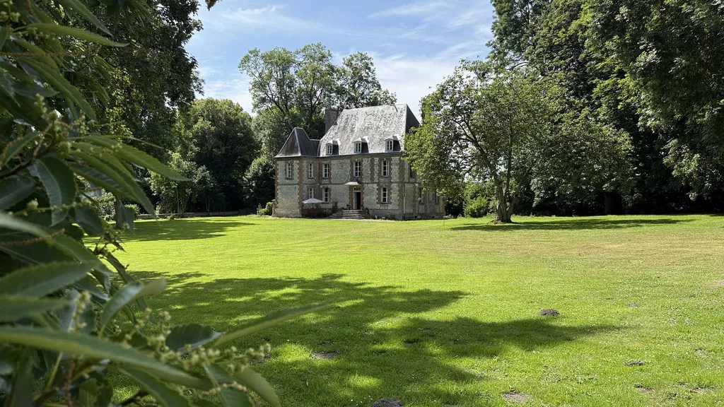 Château du XVIe siècle à vendre près de Forges-les-Eaux – 400 m², 3 ha, dépendances rénovées