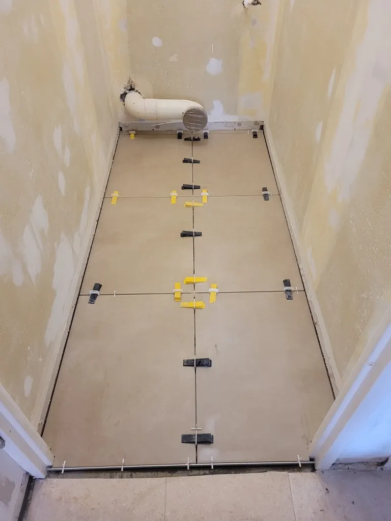 Travaux de rénovation des WC avec pose de carrelage au sol dans une maison à Tassin-la-Demi-Lune près de Lyon (Rhône 69)