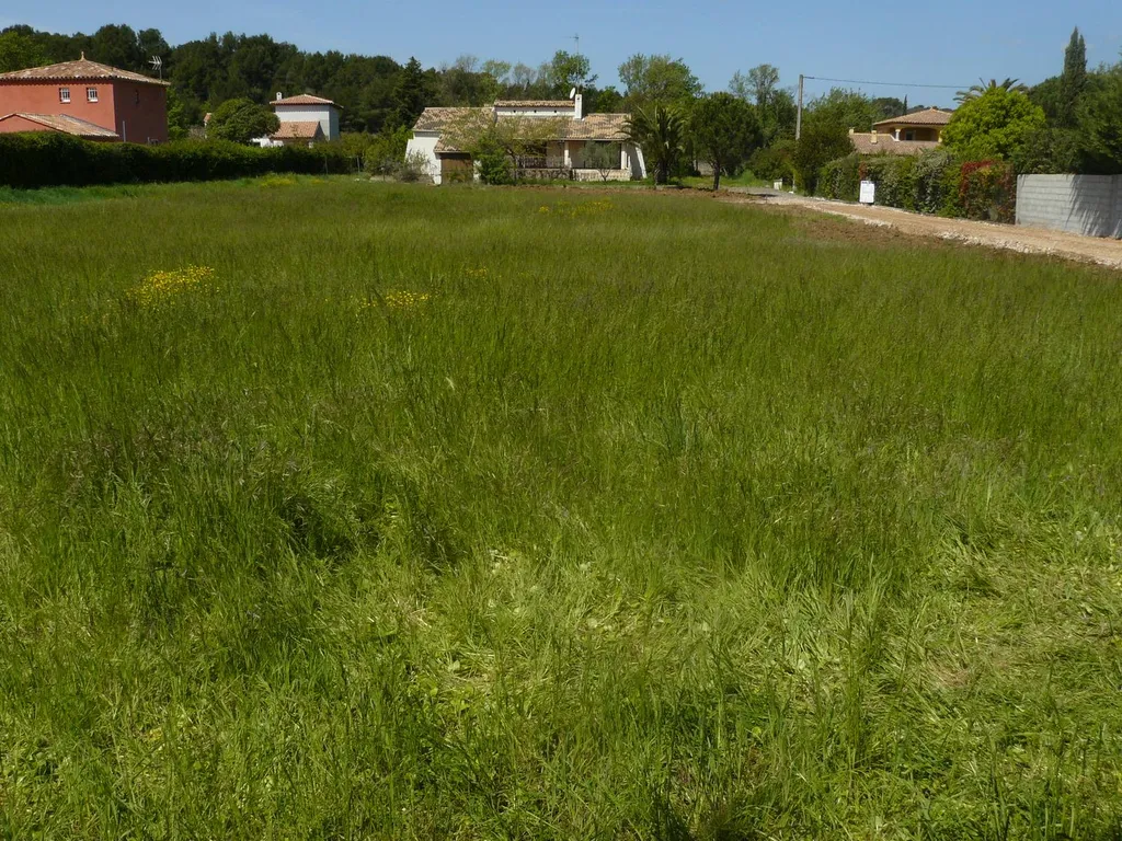 VENDU! Terrain de 1300 m² à LA CRAU (FT117)