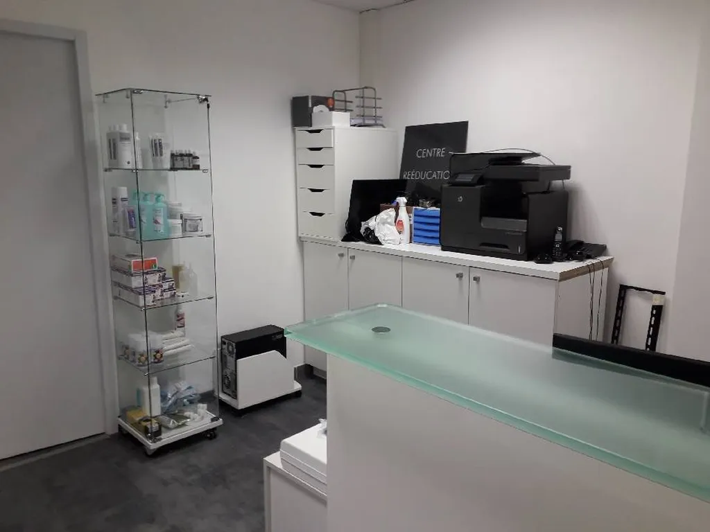 Réalisation des installations électriques pour des box avec des panneaux lumineux sur dans une clinique à Marseille