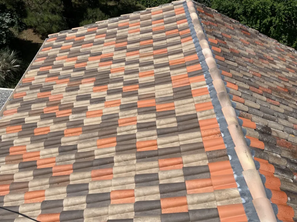 Nettoyage de toiture en tuile mécanique Romane d'une maison individuelle sur Martigues