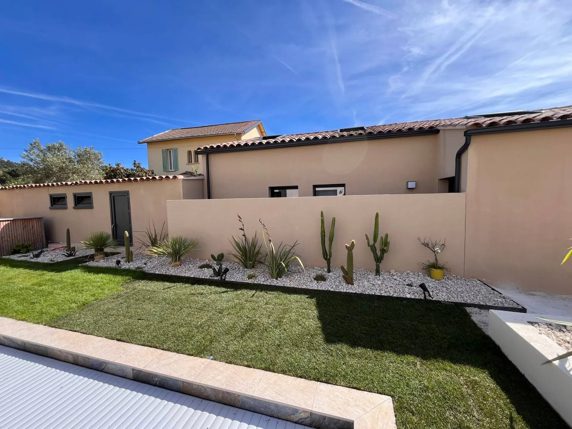 Aménagement paysager sur mesure à Aix-en-Provence 13090, comprenant massifs, terrain de boules et un éclairage d’ambiance