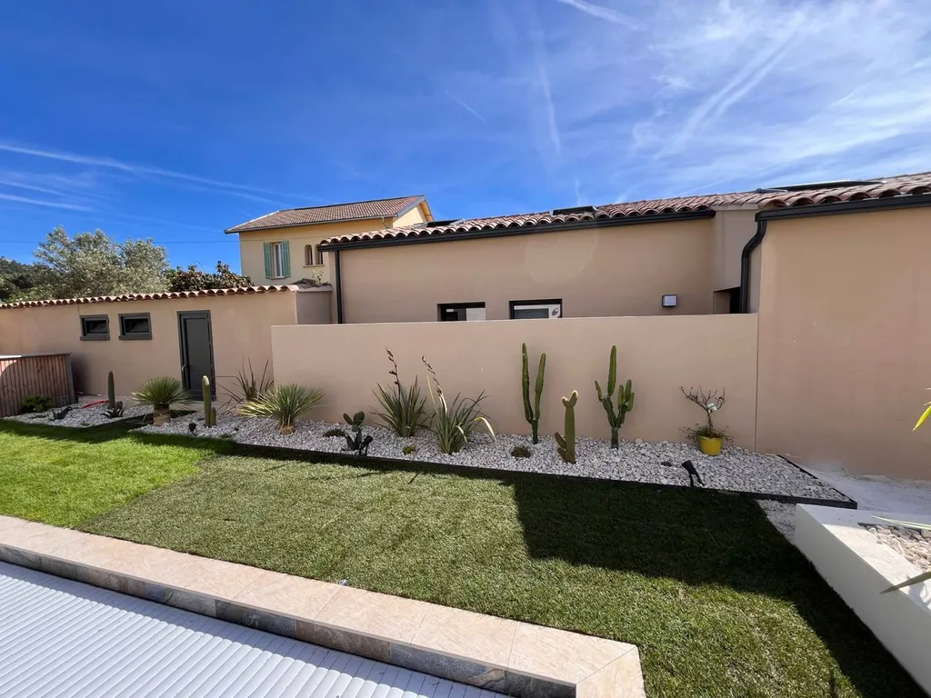 Aménagement paysager sur mesure à Aix-en-Provence 13090, comprenant massifs, terrain de boules et un éclairage d’ambiance