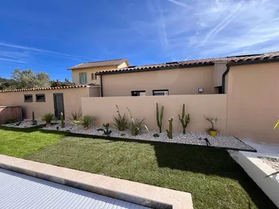 Aménagement paysager sur mesure à Aix-en-Provence 13090, comprenant massifs, terrain de boules et un éclairage d’ambiance