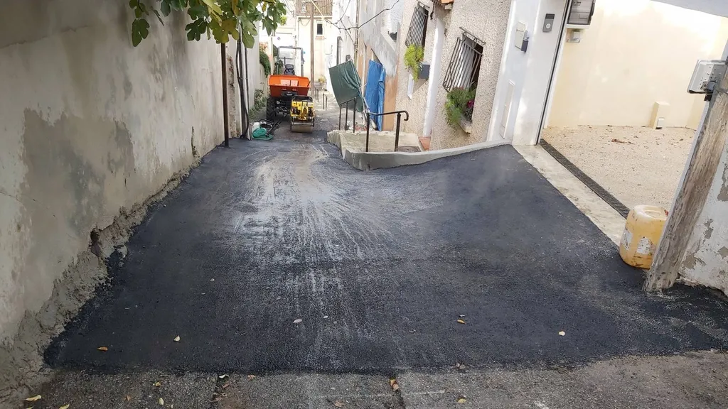 Application d'enrobé de bitume noir à Marseille dans les Bouches du Rhône