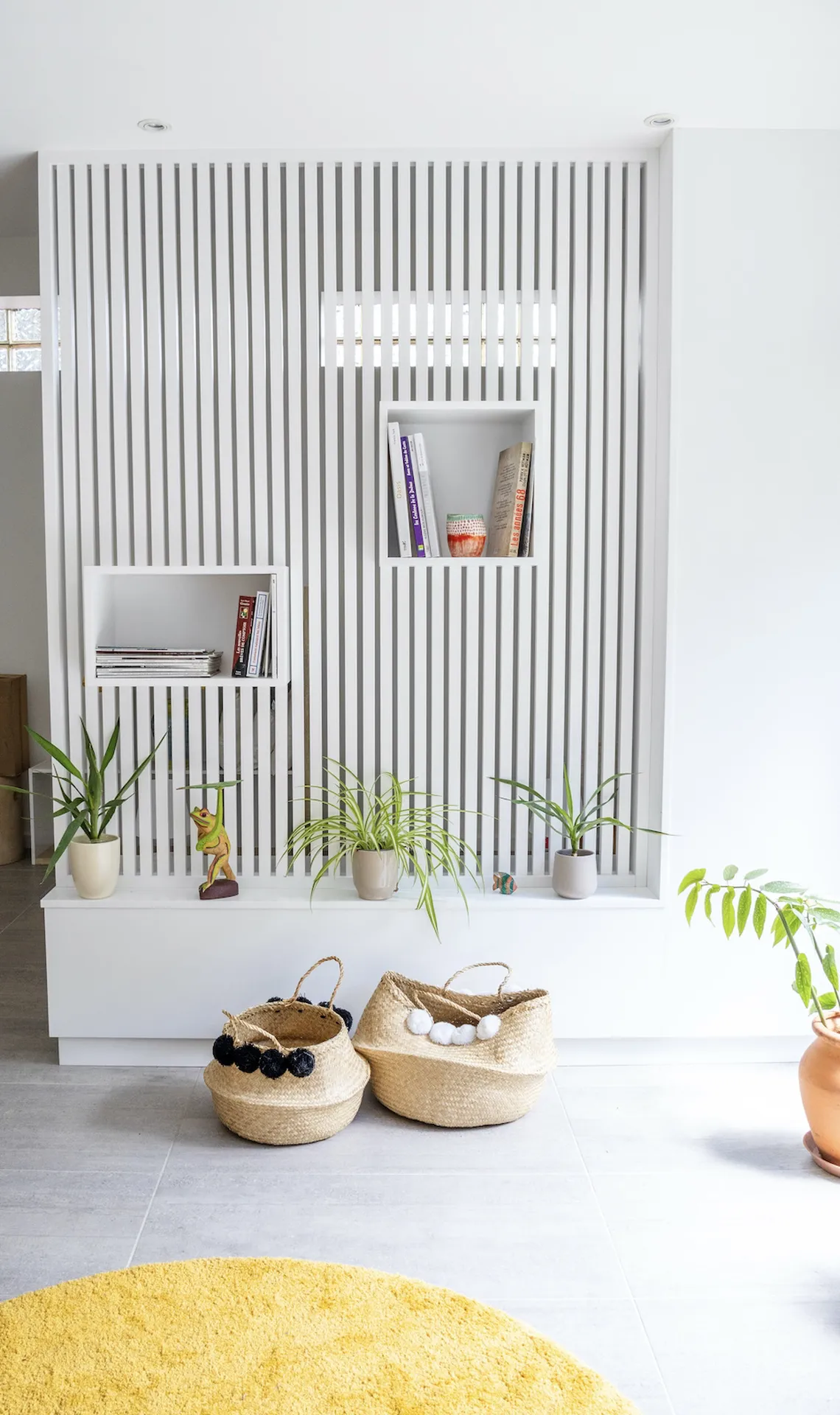 Aménagement sur mesure d’un bureau avec penderie, garde-corps et claustra de séparation de chambre à Aubenas