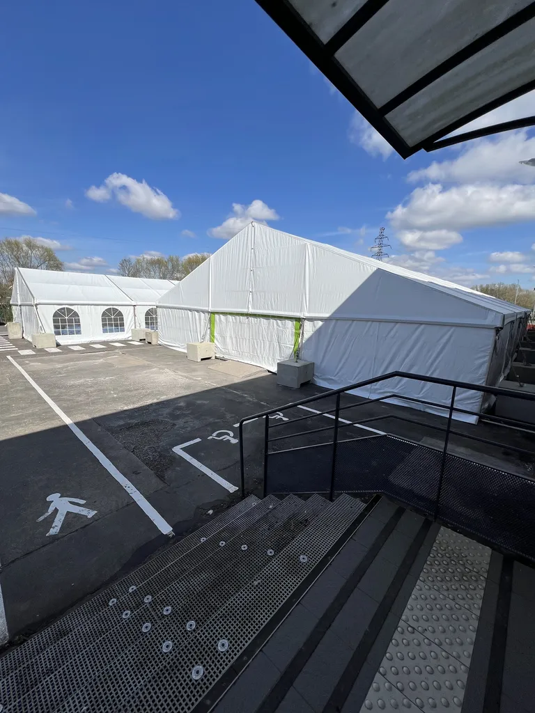 Chapiteau sur parking