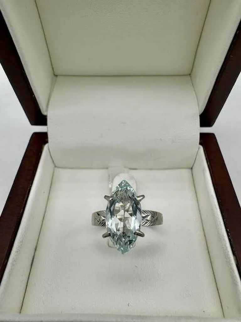 Luxe et Calme : La Bague en Aigue-Marine qui Charmera Votre Cœur chez Or Ligne sur le Bassin d'Arcachon