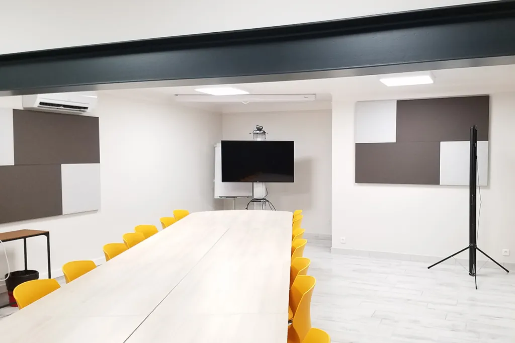 Transformation d’une salle de réunion à Mollégès avec table modulable Fold, chaises Frill jaunes et panneaux acoustiques Serenity personnalisés pour OMAG