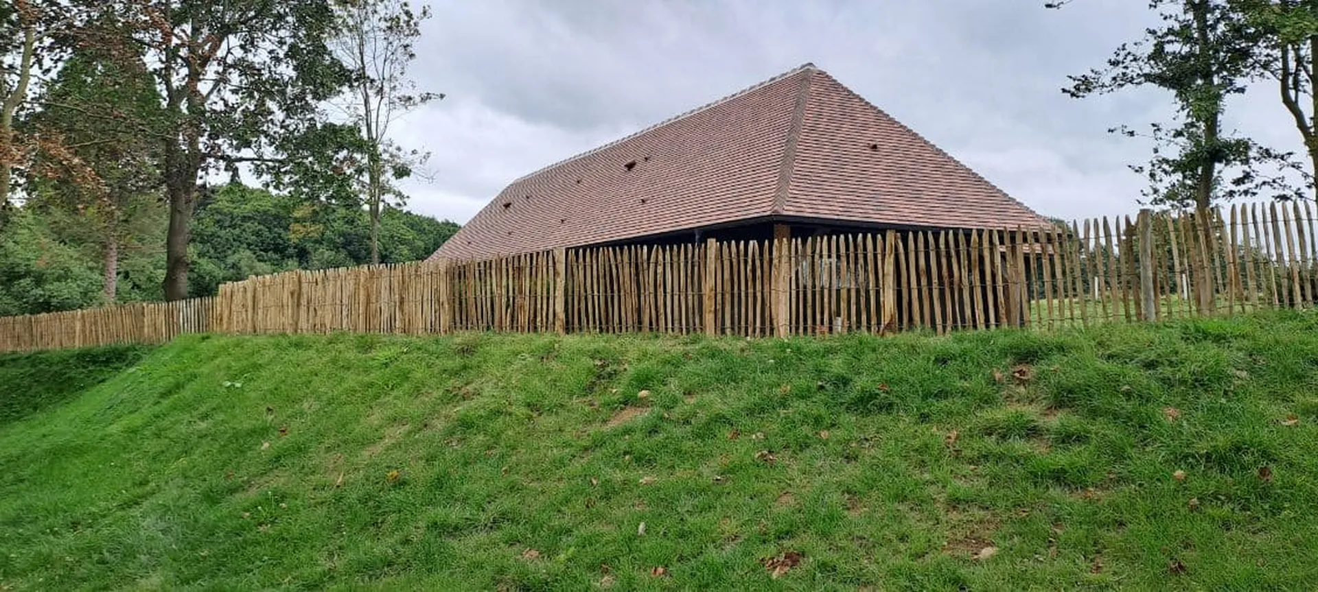 Vous recherchez une solution d'aménagement extérieur qui allie l'authenticité du bois à une fonctionnalité éprouvée, particulièrement adaptée aux bords de mer ? Clôtures Bataille, votre entreprise spécialisée dans l'installation de clôtures, vous propose 
