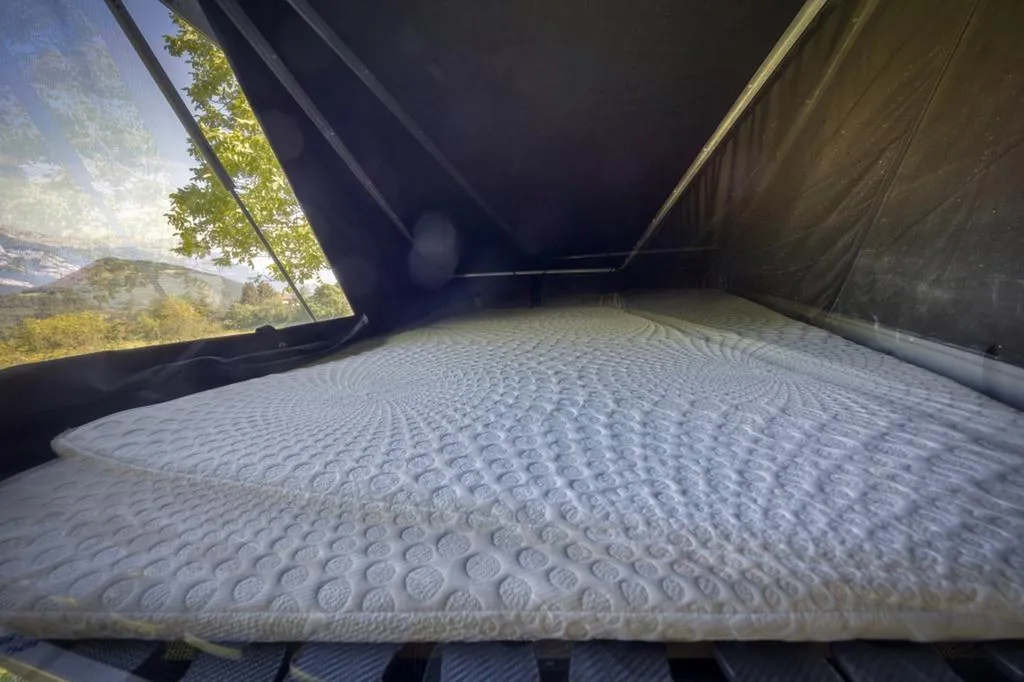 Pose de toit relevable sur VW T6 Long à Lyon : installation SCA et HILO par carrossier spécialisé dans le Rhône