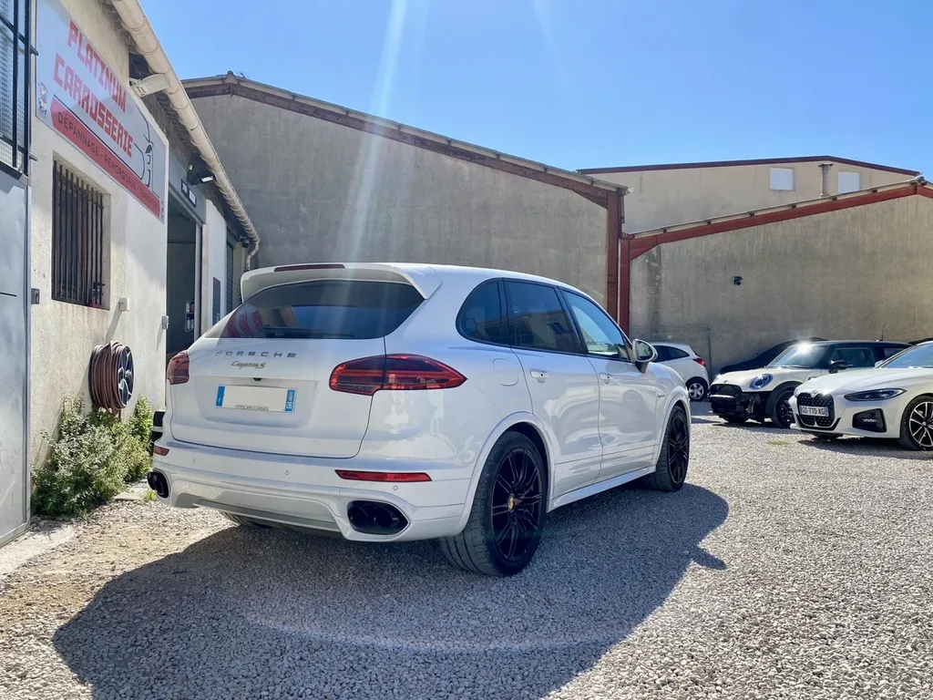 Réparation et personnalisation sur une Porsche Cayenne Hybride à Carnoux en Provence dans notre atelier proche de Marseille