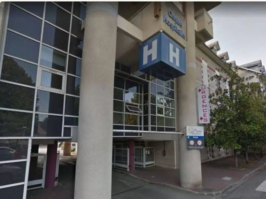 Piscine intérieure de l'hôpital avec plafond tendu sinistré 