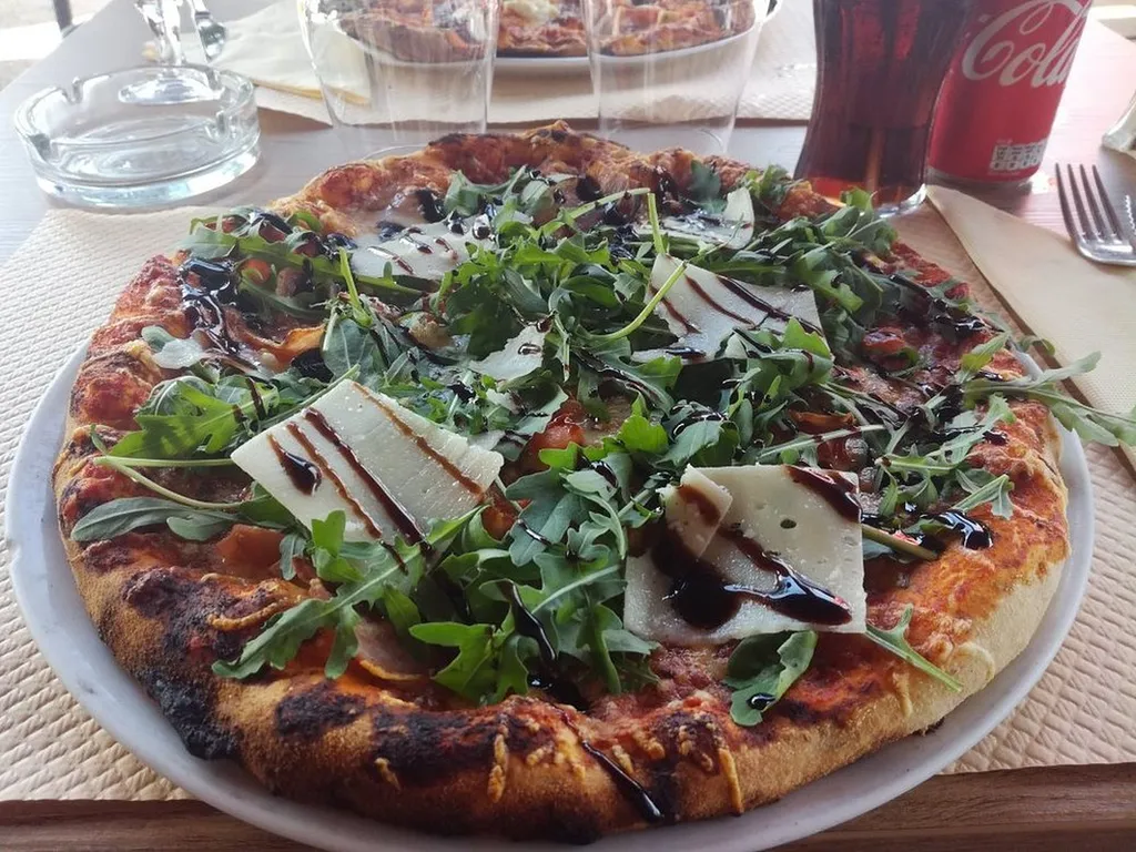 Une cuisine corse, un *feu de bois*, une table pour tous
