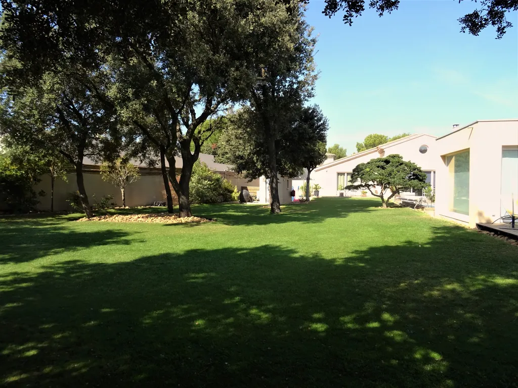 VILLENEUVE-LES-AVIGNON, maison contemporaine avec piscine et annexes dans quartier recherché   